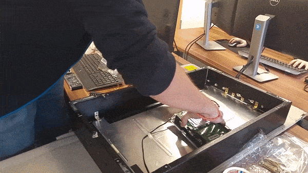 Die Kamera bewegt sich in Richtung eines offenen Computers.