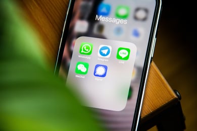 Die Kommunikation mit den Kundinnen und Kunden kann auch teilweise über Social Media erfolgen