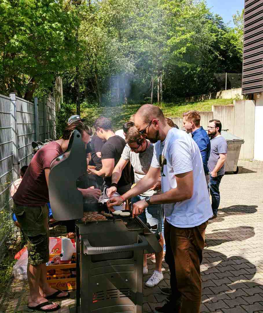 Grillmeister Philipp versorgt das Team in der Mittagspause mit feinstem Grillgut