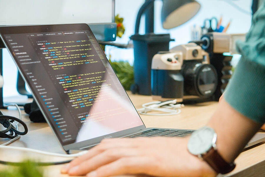 Coding Programm auf einem Laptop