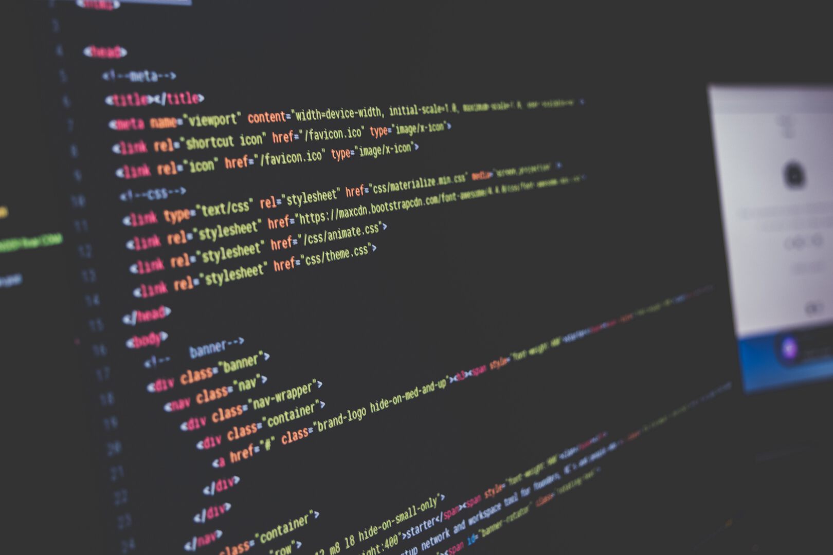Bildschirm mit buntem Code drauf