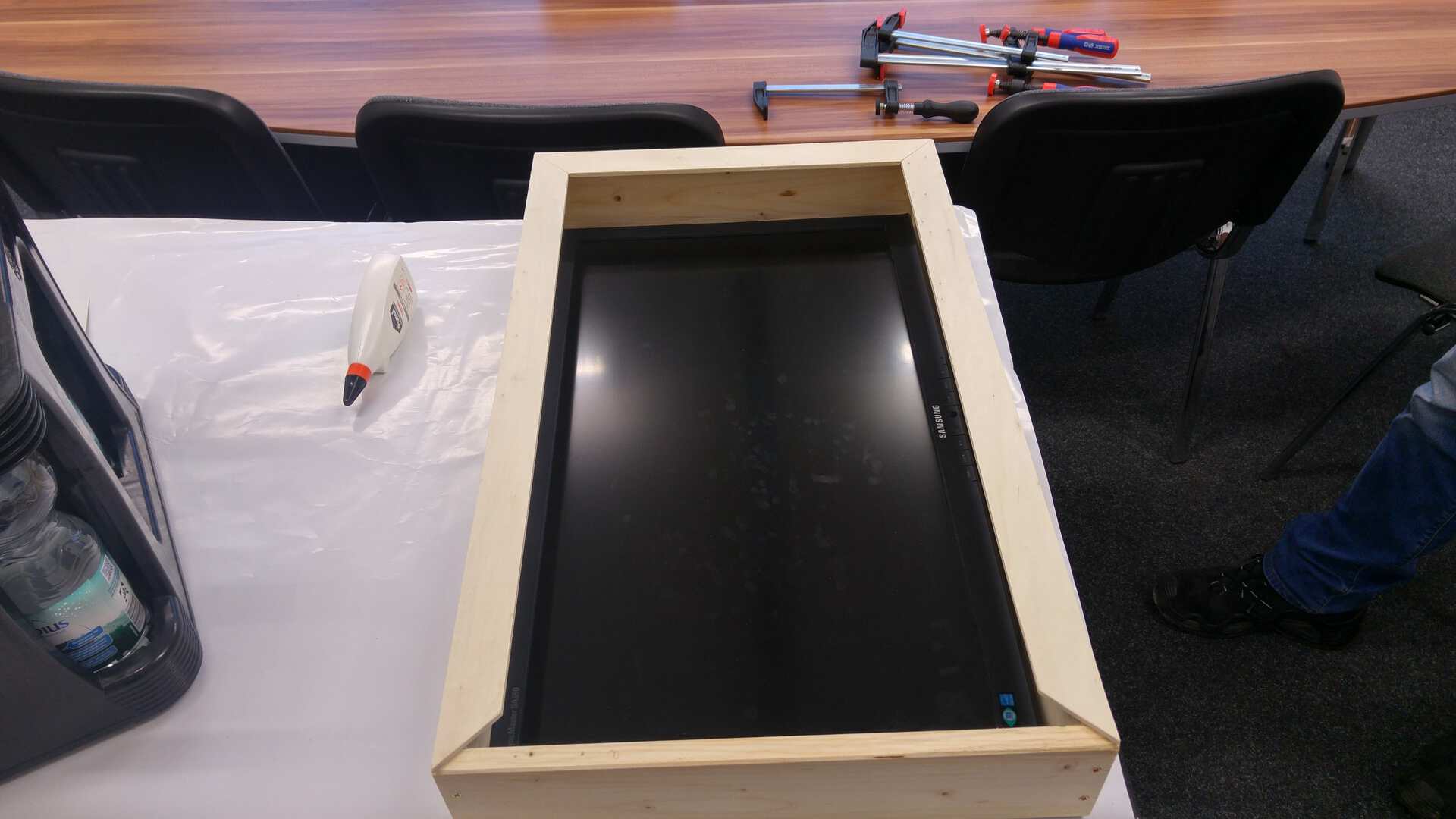 Anpassen des Samsung Monitors hier noch mit Verkleidung