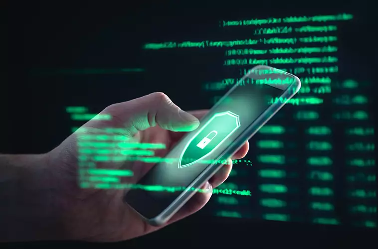 Hand hält ein Smartphone, schwarzer Hintergrund, Hologram Schrift in grün
