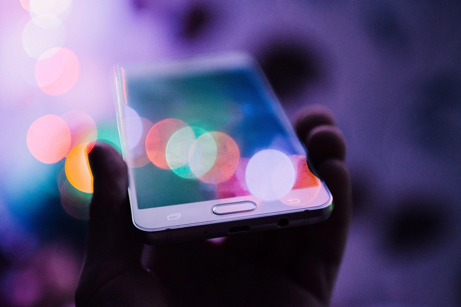 Hand hält Smartphone 